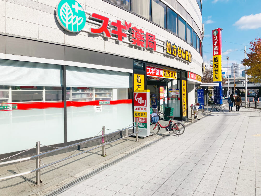ドラッグストアの前を通り過ぎると直ぐに入居ビル入口があります。