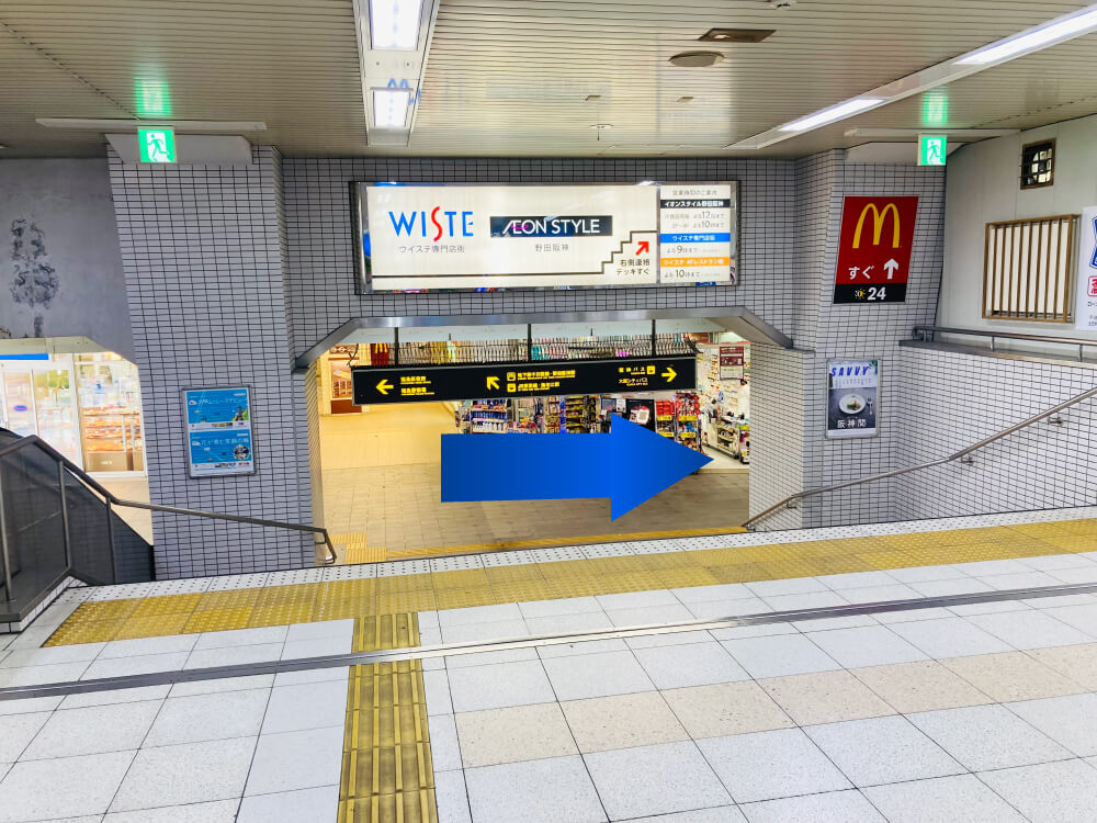 阪神本線『野田』駅の改札は一つです。改札を出て階段、エスカレーター（左側）、エレベーター（右側）の何れかで1階へ下ります。右方向へ進みます。